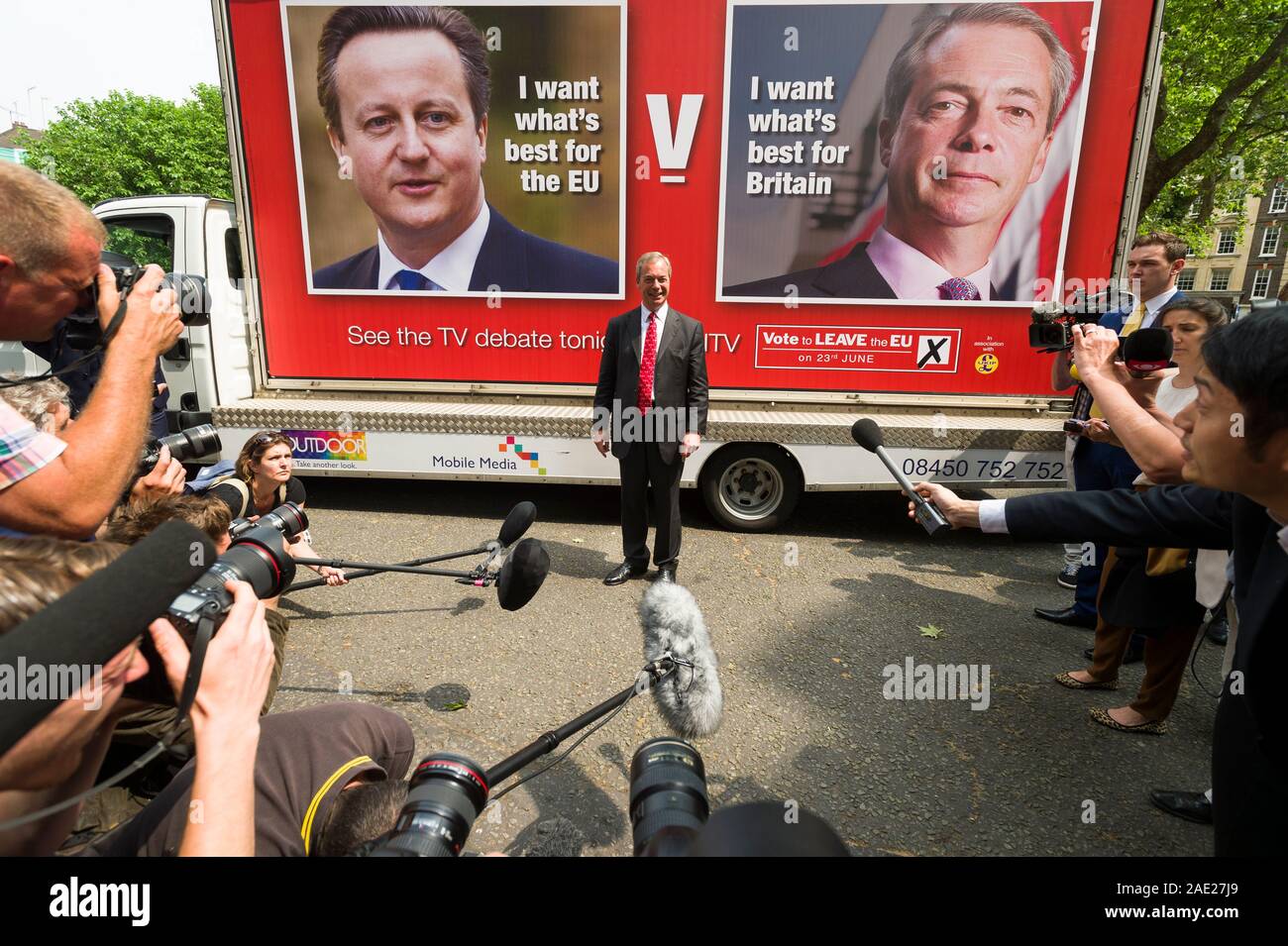 UK Independence Party (UKIP) Leader Nigel Farage startet eine neue Europäische Union Poster vor seiner Aussprache mit dem Premierminister, David Cameron Stockfoto