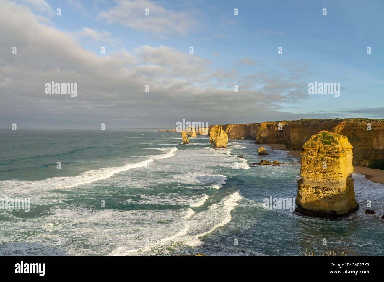 Die Zwölf Apostel sind Kalkstein bis zu 60 Meter hoch, im Meer stehen. Sie werden zwischen Princetown und Port Campbell in der Coasta entfernt Stockfoto