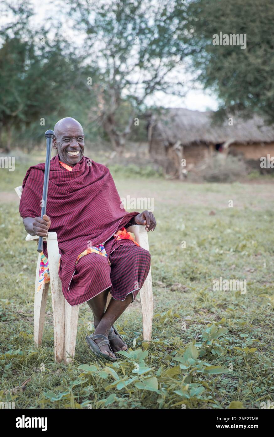 Gleichen, Tansania, 6. Juni, 2019: alte Masai Mann im traditionellen Outfit ruhen Stockfoto