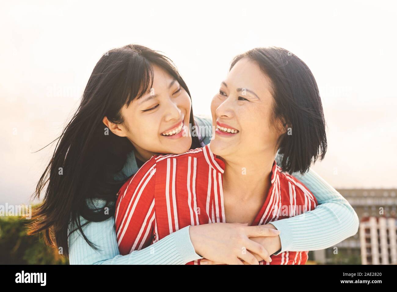 Gerne asiatische Mutter und Tochter Spaß im Freien - Chinesische Familie Menschen Zeit außerhalb Stockfoto