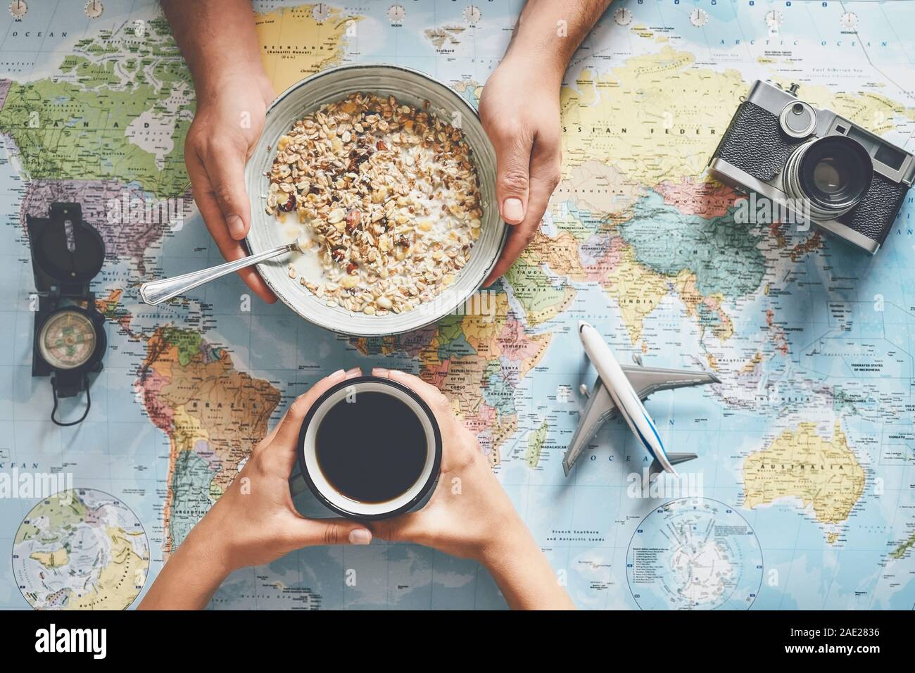 Ansicht von oben Hände Menschen Planung Urlaub mit Weltkarte beim Frühstück mit Müsli Milch - Paar immer bereit für die nächste World tour Stockfoto Ansicht von oben Hände Menschen Planung Urlaub mit Weltkarte beim Frühstück mit Müsli Milch - Paar immer bereit für die nächste World tour Stockfoto