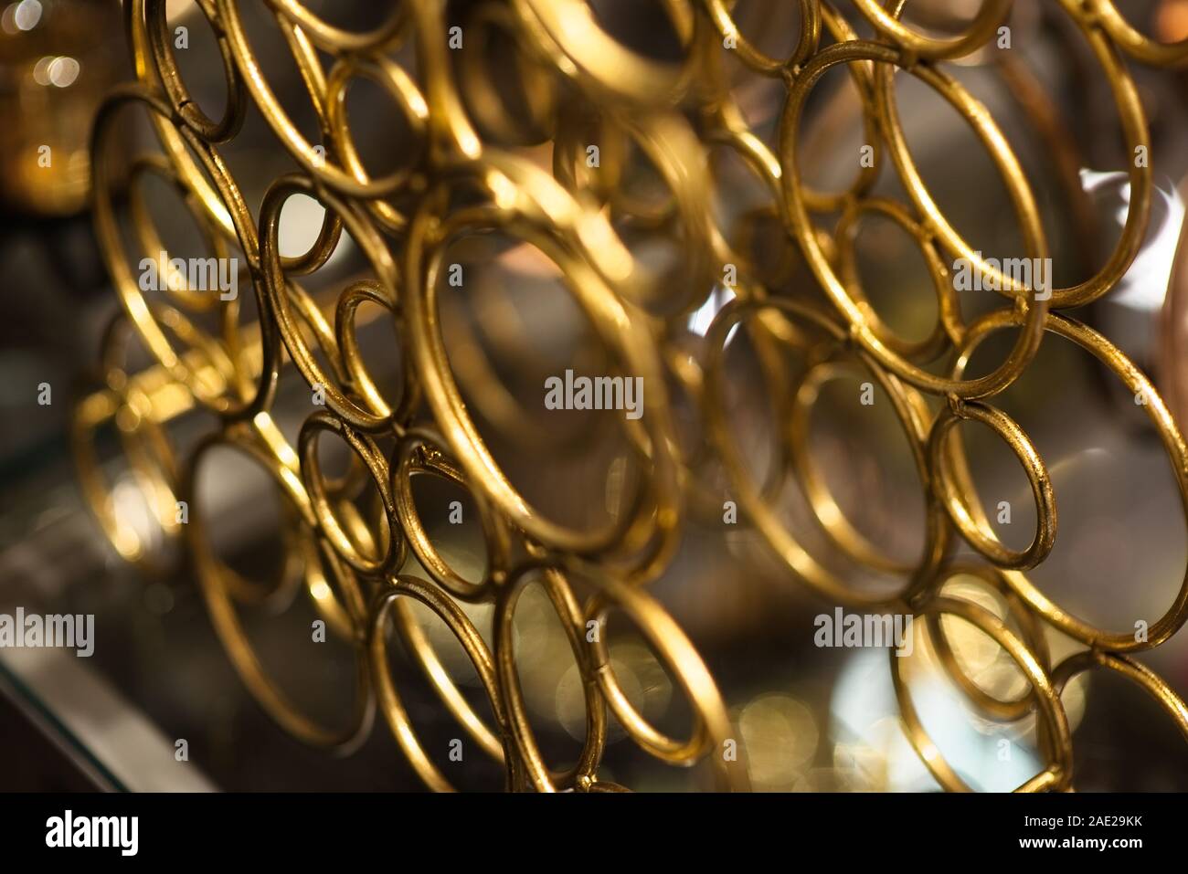 Goldene Ringe auf einer abstrakten Hintergrund mit Kopie Raum Stockfoto