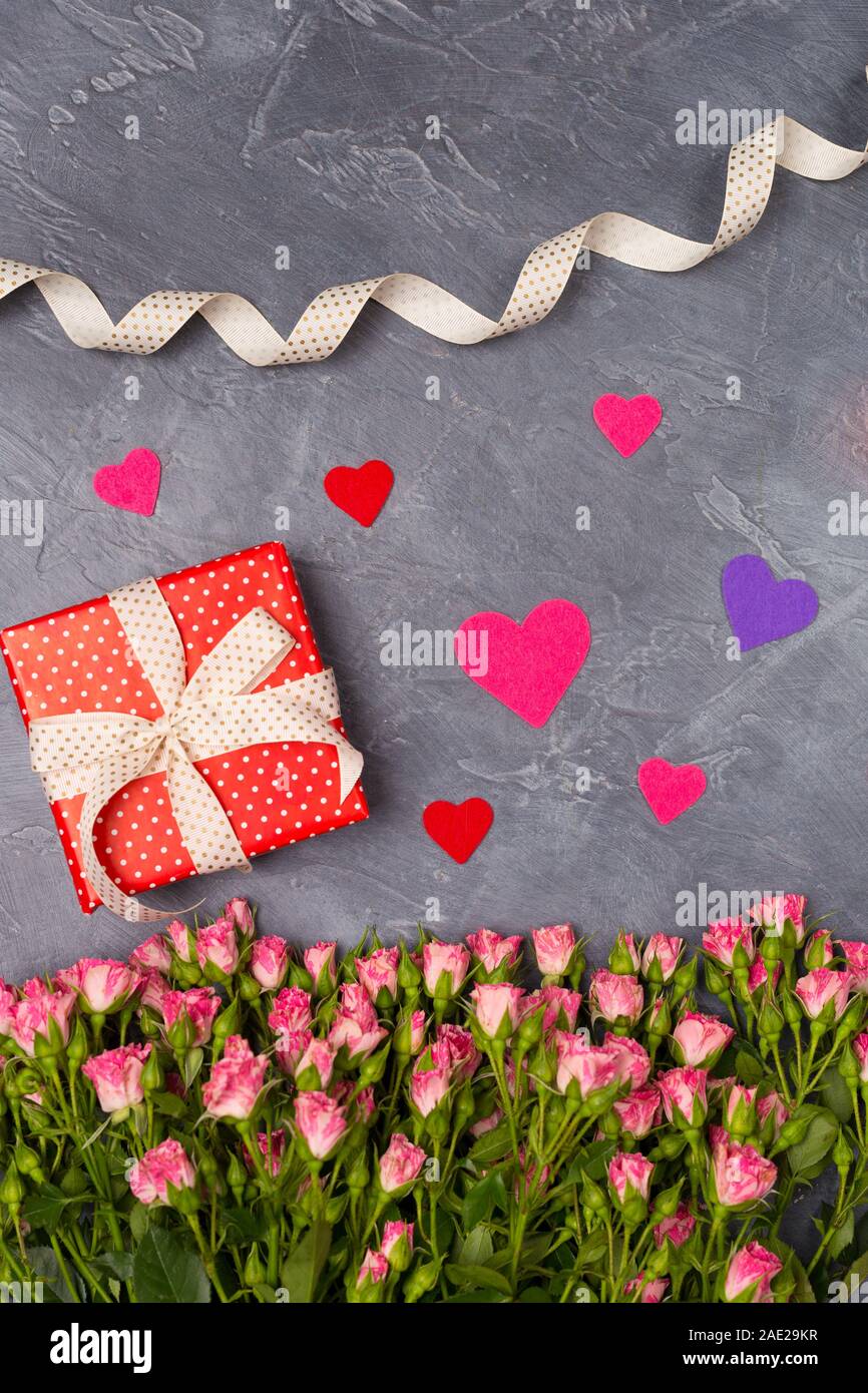 - Nahaufnahme Rosa spray Rosen Geschenk in der Red Box auf grauem Hintergrund der Frau des Tages Mutter Valentinstag Konzept kopieren Raum Stockfoto