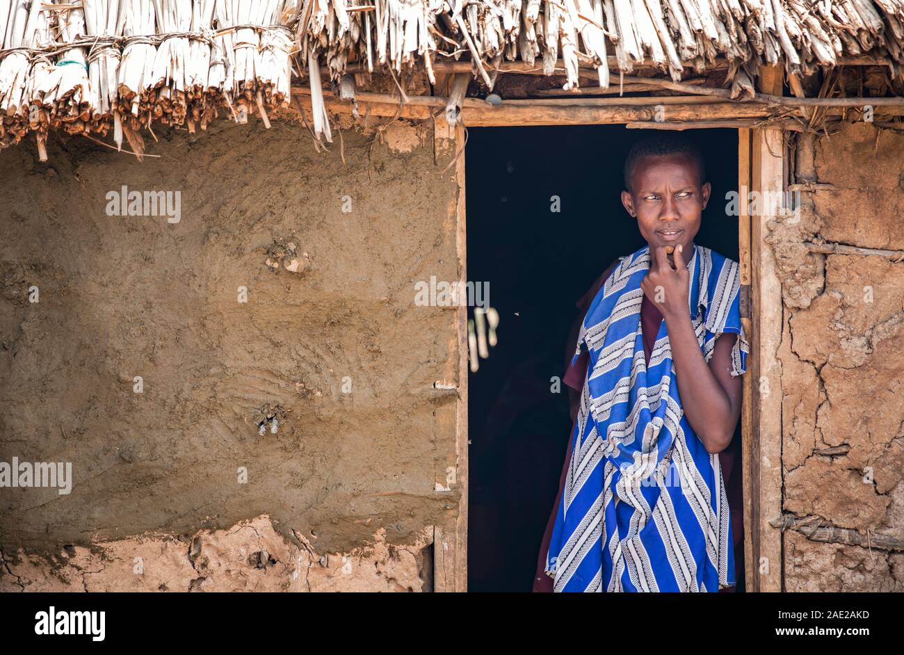 Gleichen, Tansania, 6. Juni, 2019: Massai-frau mit Blick auf ihre Tür Stockfoto