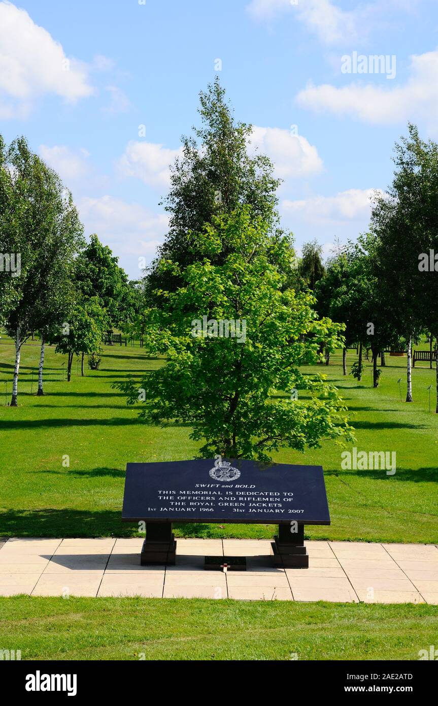 Denkmal für die Offiziere und Gewehrschützen des Königlichen grüne Jacken, National Memorial Arboretum, Alrewas, Staffordshire, Großbritannien gewidmet. Stockfoto