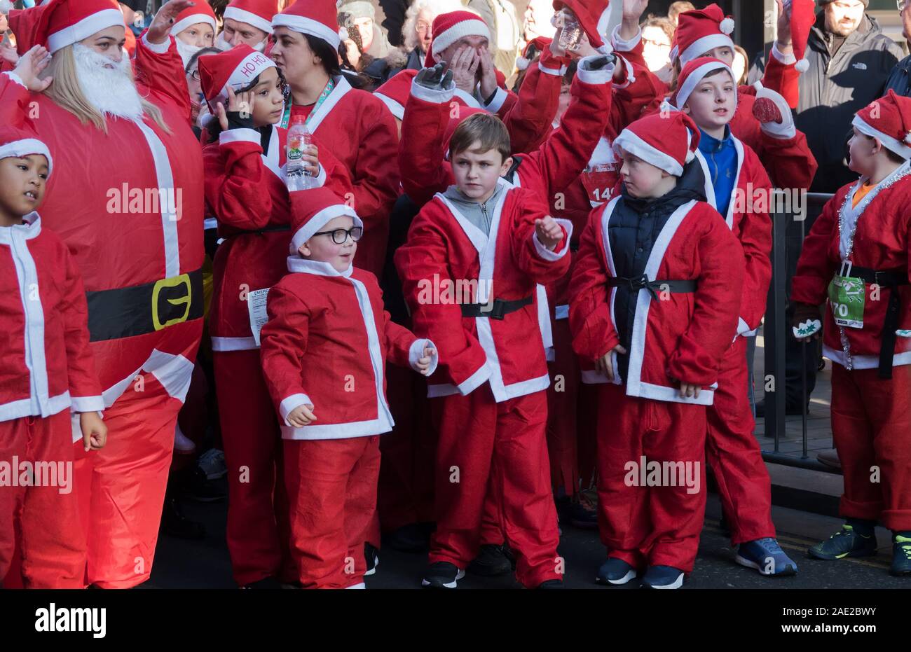 Kinder in Santa Kostüme am 2019 Liverpool Santa Dash. Stockfoto