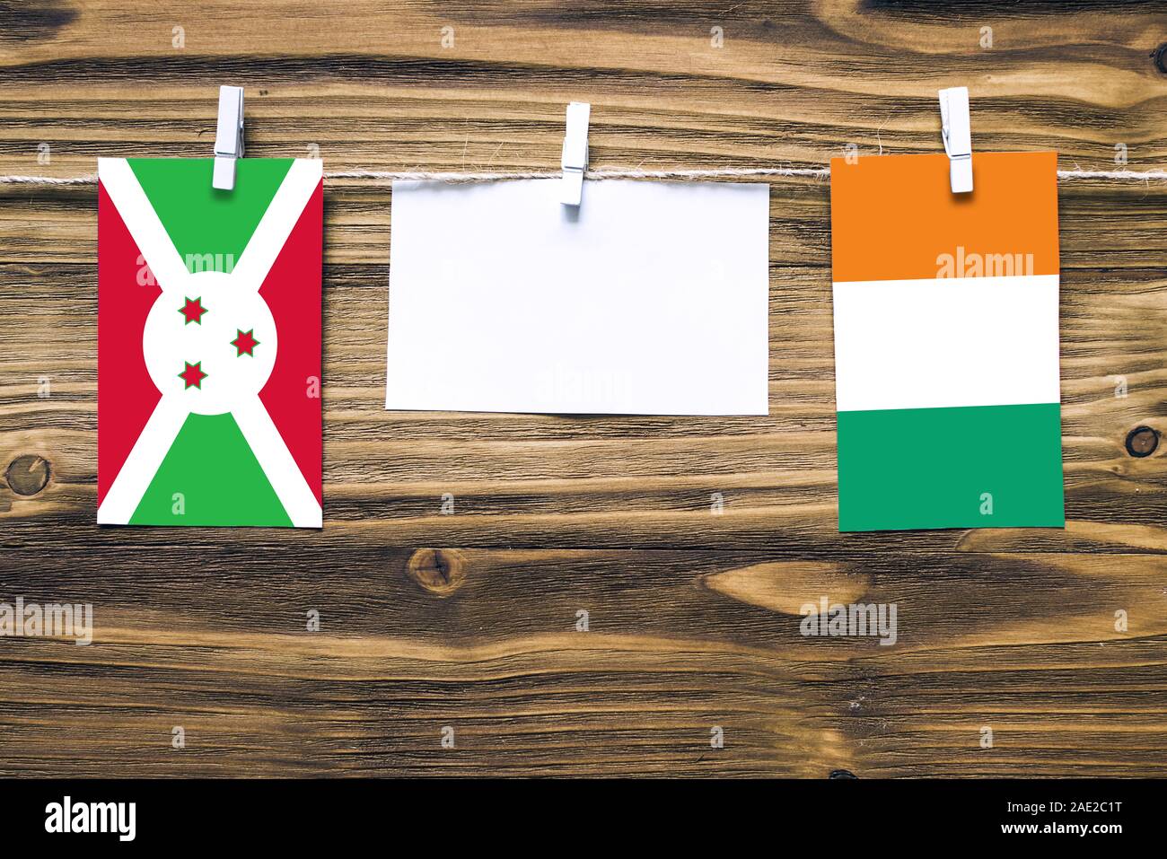 Hängenden Flaggen von Burundi und Cote D'IvoireCote D'Ivoire Cote D'Ivoire Côte d'Ivoire, Côte d'Ivoire Fahne, Flagge, Yamoussoukro, Abidjan Seil mit Kleiden befestigt Stockfoto