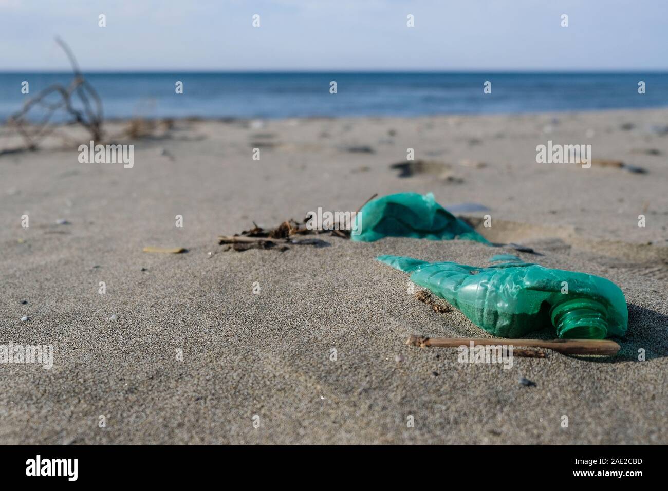 Grün Kunststoff Flasche am Meer, Verschmutzung des Ökosystems Erde retten Konzept, 4 k Stockfoto