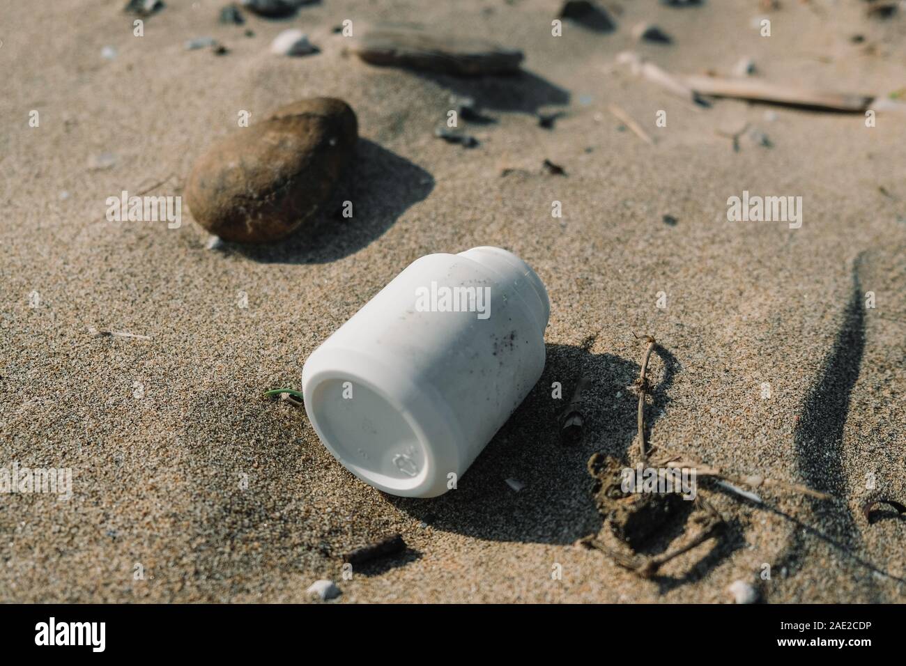 Kunststoffbehälter Verschmutzung auf die Küste über blur Hintergrund, unseren Planeten zu retten Stockfoto