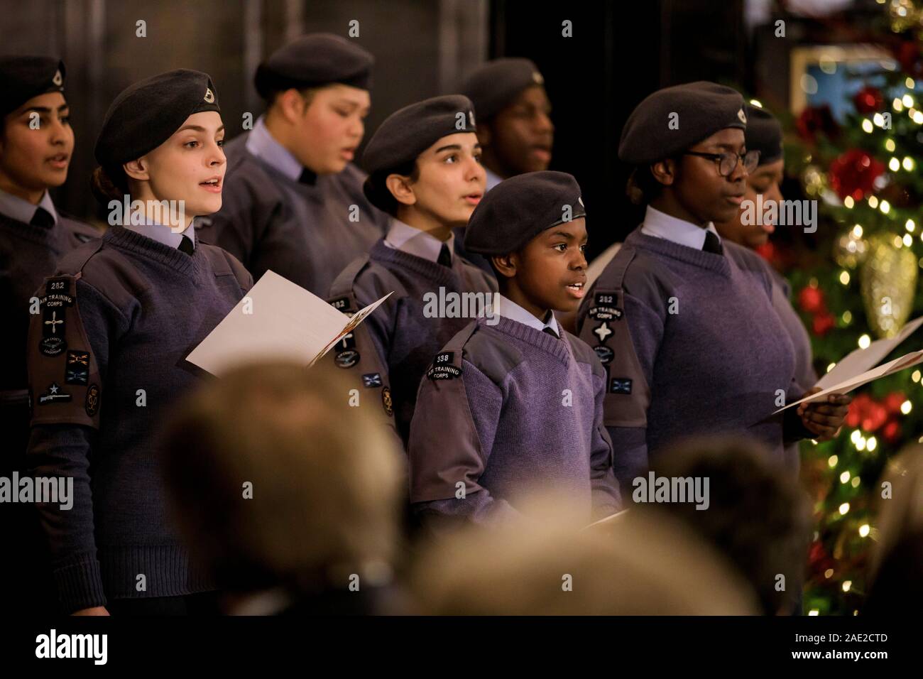 Die Mitglieder der RAF Air Kadetten London Flügel Chor, dargestellt. Die Royal Air Force Benevolent Fund Weihnachtslieder im St Clement Danes, London 5 Dec 2019. Die Londoner Kirche, die halbiert Fleet Street, gehört Weihnachten Klassiker von Veteranen aus dem gesamten RAF's gesungen bewegter Geschichte und durch die RAF Salon Orchester, militärische Frauen Chöre und RAF Air Kadetten London Flügel Chor gesichert. Die gemeinnützige Stiftung, die Hundert dieses Jahr drehte, fragte Sänger, um die Suche zu verbinden. Ändern Sie ein Leben. Die Kampagne, die in diesem Jahr eingeleitet, bat die Mitglieder der Öffentlichkeit zu helfen RAF-Veteranen und ihre Partner, die Ar finden Stockfoto