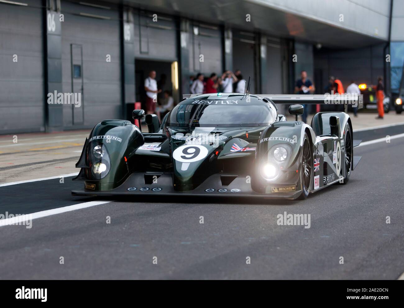 Shaun Lynn fahren 2003, Bentley Speed 8, als Teil des Aston Martin Trophäe für Meister Ausdauer Legenden, bei der Silverstone Classic 2019 Stockfoto