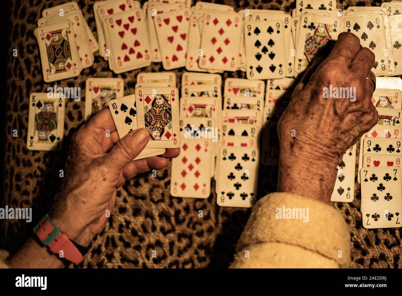 Alte Frau spielen Geduld Karten. Stockfoto