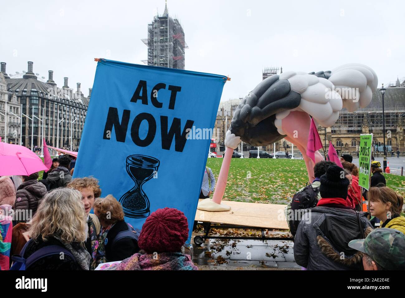 Parliament Square, London, UK. 6. Dezember 2019. Aussterben Rebellion Klimawandel Demonstranten stage' Operation Big Bird' in Westminster. Quelle: Matthew Chattle/Alamy leben Nachrichten Stockfoto
