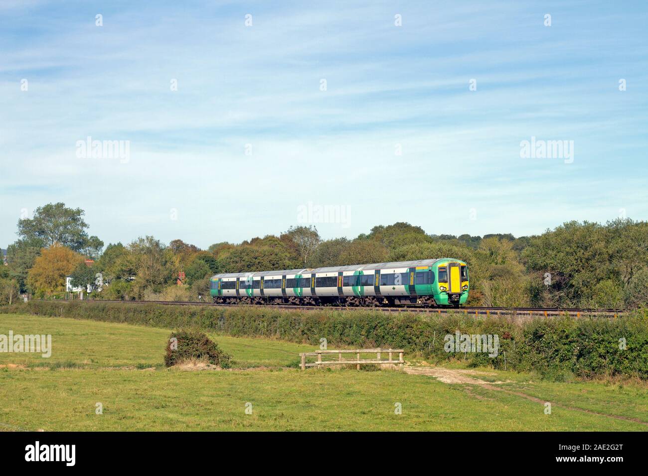 Eine Klasse 377 Elektrischer Triebzug Nummer 377432 Arbeiten eine südliche Service in der Nähe von Arundel auf dem Mid Sussex Linie in der Arun Tal. Stockfoto