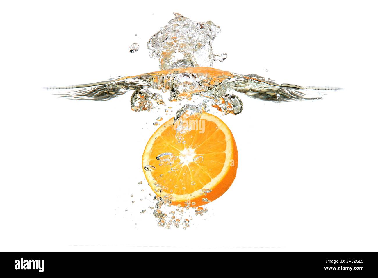 Orange Frucht ins Wasser gefallen Splash auf weißem Hintergrund Stockfoto