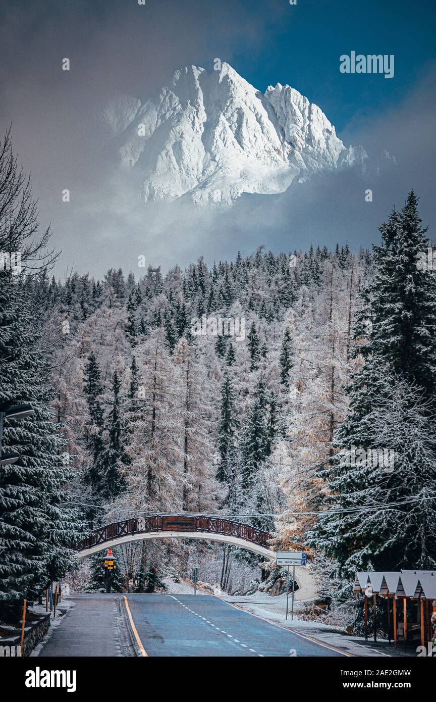 Weihnachtsmärkte und weiss verschneiten Berge Stockfoto