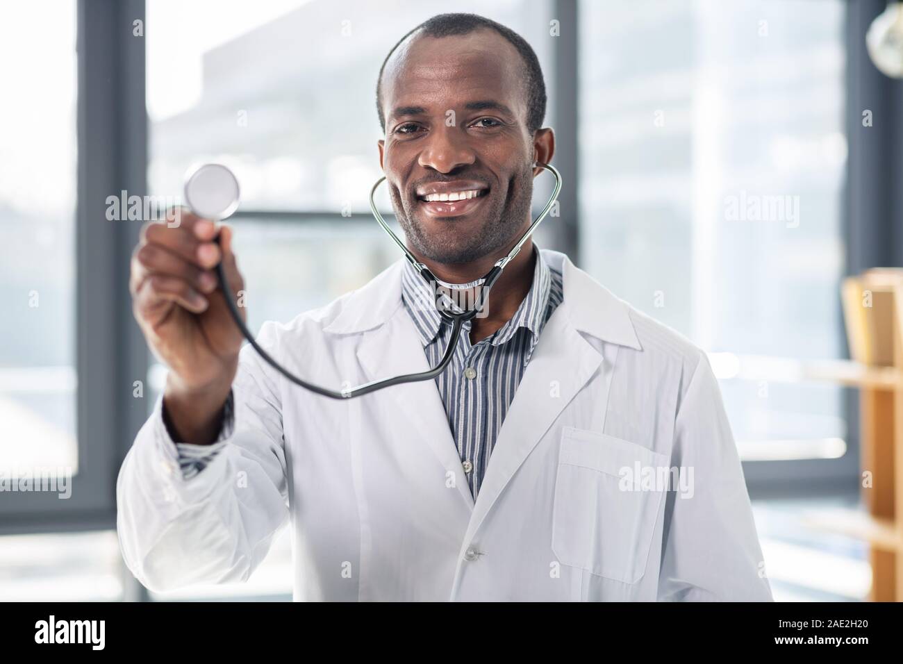 Gerne internationale Arzt holding Stethoskop Stockfoto