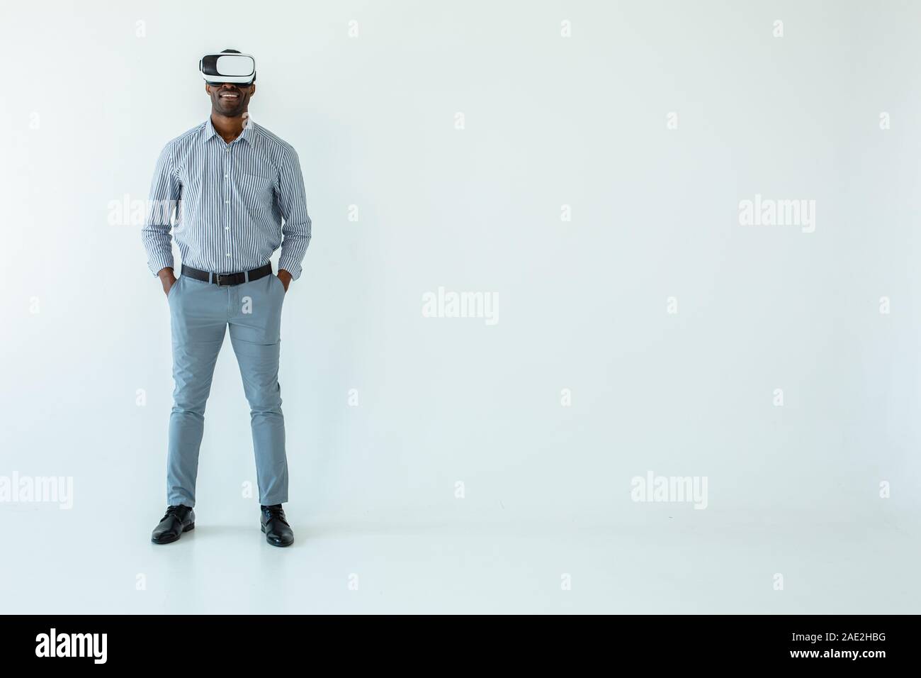 Die ganze Länge der freundliche Mann, der VR-Headset Stockfoto