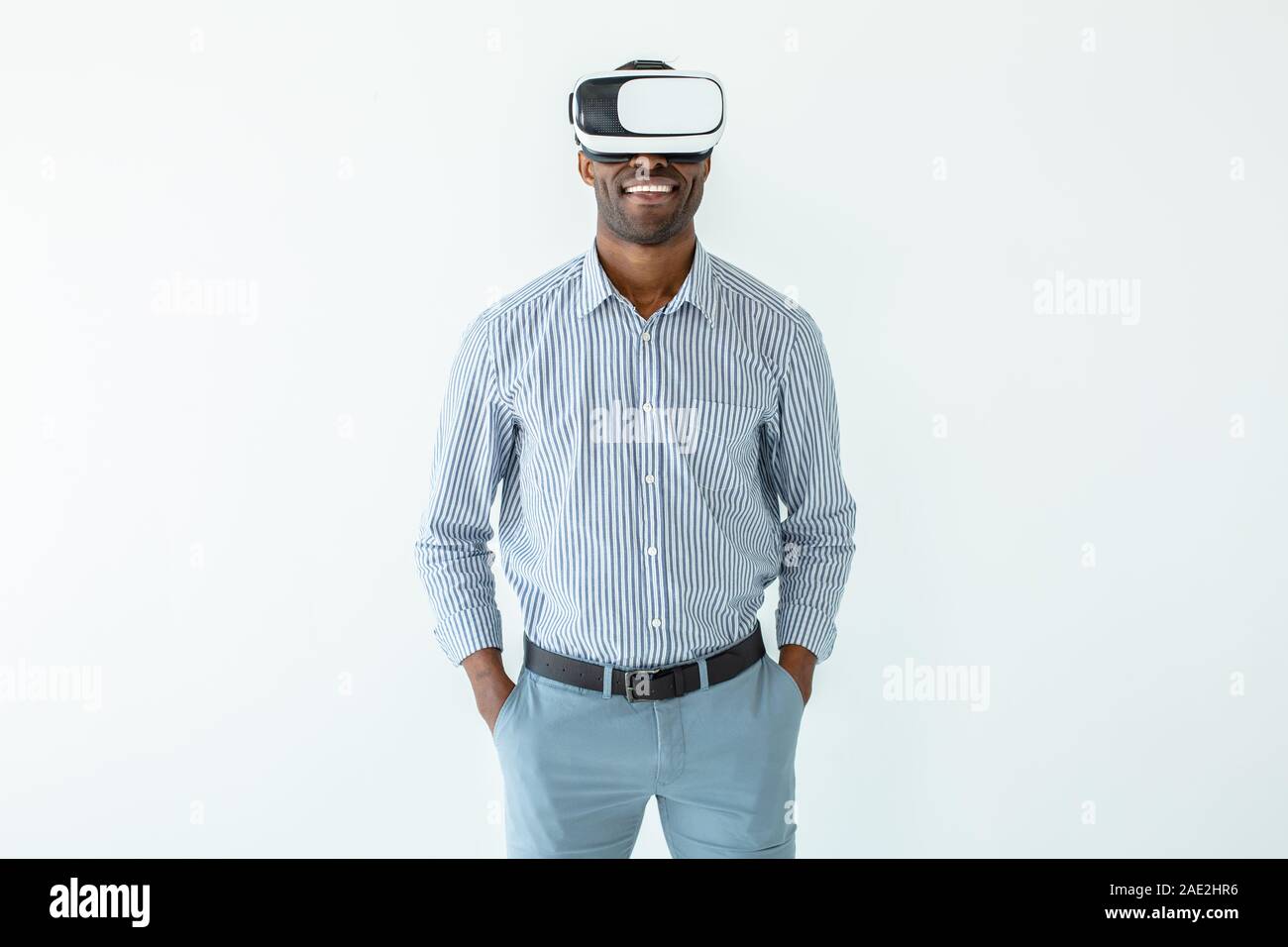 Positive afro americn Mann mit VR-Brille Stockfoto