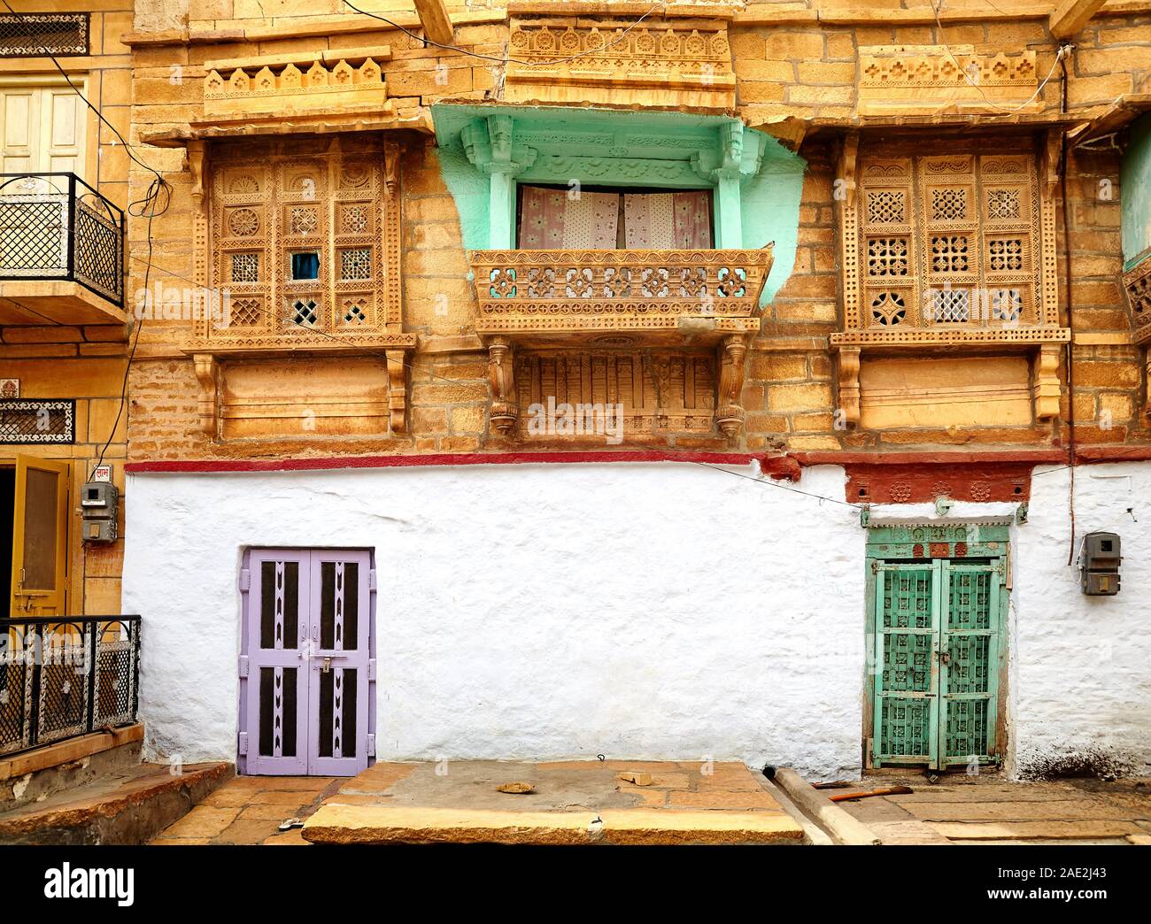 Architektur der alten Haveli an der schmalen Straße von Jaisalmer mit weißen Wand, Rajasthan, Indien Stockfoto