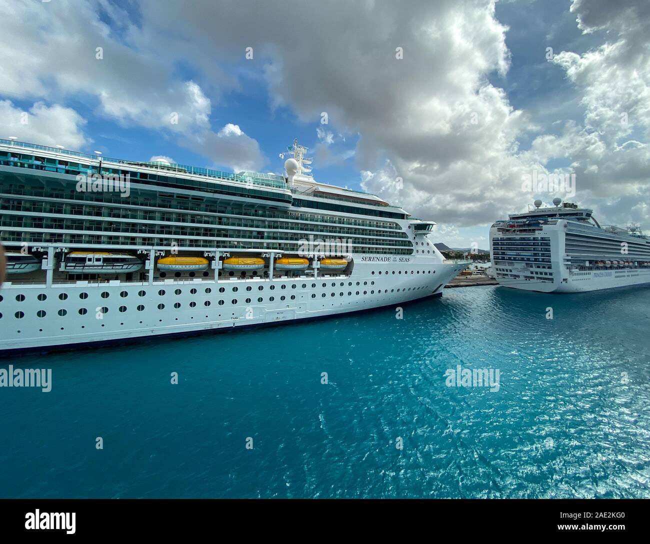 Aruba -11/4/19: Die Serenade of the Seas der Royal Caribbean Cruise Line Kreuzfahrtschiff auf der karibischen Insel Aruba an einem sonnigen Tag mit blauen Himmel angedockt. Stockfoto