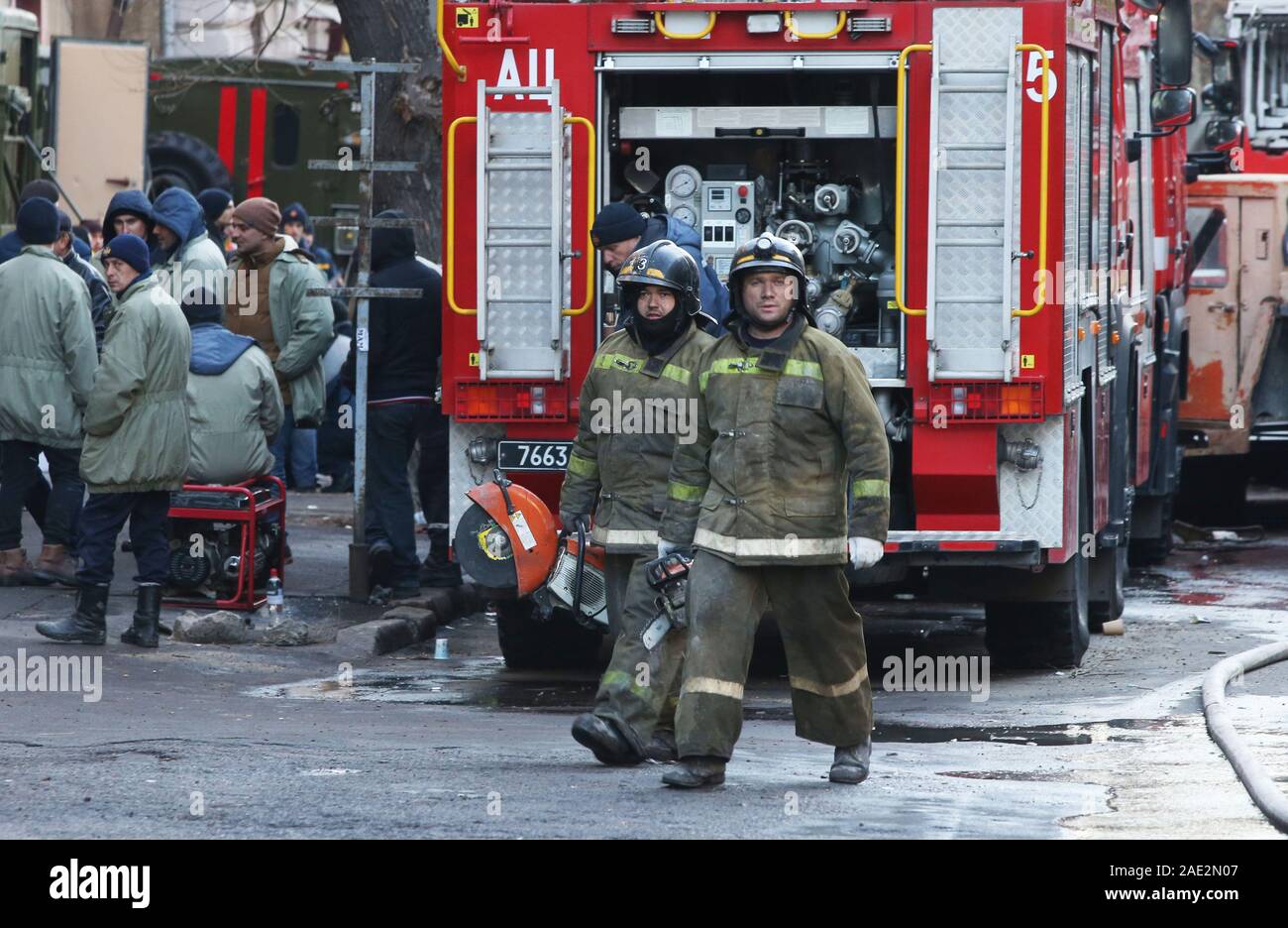 Kiew, Ukraine. 6. Dezember, 2019. Feuerwehrmänner arbeiten am Brandort der Odessa Hochschule für Wirtschaft, Recht und Hotel und Restaurant in Odessa, Ukraine, Dez. 6, 2019. Der Präsident der Ukraine Volodymyr Zelensky sagte am Donnerstag, dass die Person, die in einer Hochschule Feuer im Süden des Landes getötet ein Student war, und dass die Zahl der Todesopfer mit 14 noch fehlen und 27 verletzt. Credit: Sergey Starostenko/Xinhua/Alamy leben Nachrichten Stockfoto