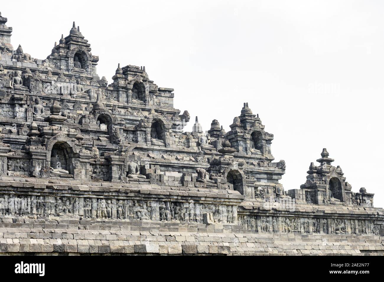 (Selektive Fokus) einen atemberaubenden Blick auf den Borobudur Tempel mit schönen relief Panels und Buddha Statuen geschmückt. Stockfoto