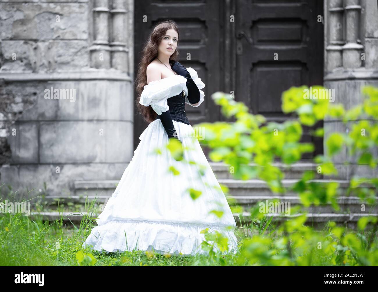 Romantische Frau in einem weißen viktorianischen Kleid Stockfoto