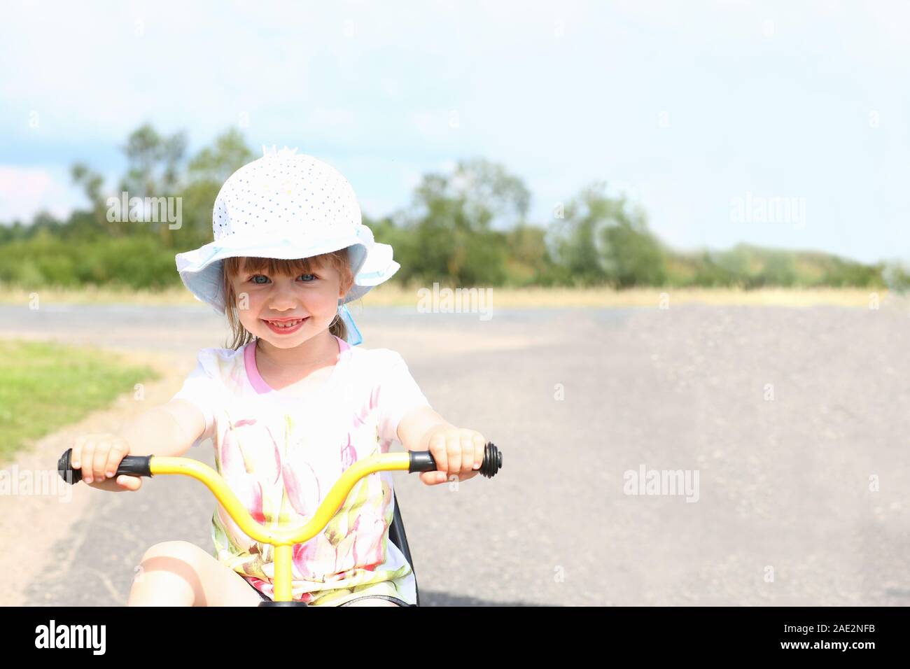 Freudige ein glückliches Kind auf einem Fahrrad Stockfoto