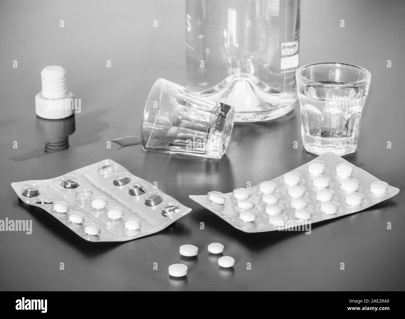 Tabletten und Alkohol auf einem grauen Tabelle. Konzept für Drogenmißbrauch  Stockfotografie - Alamy