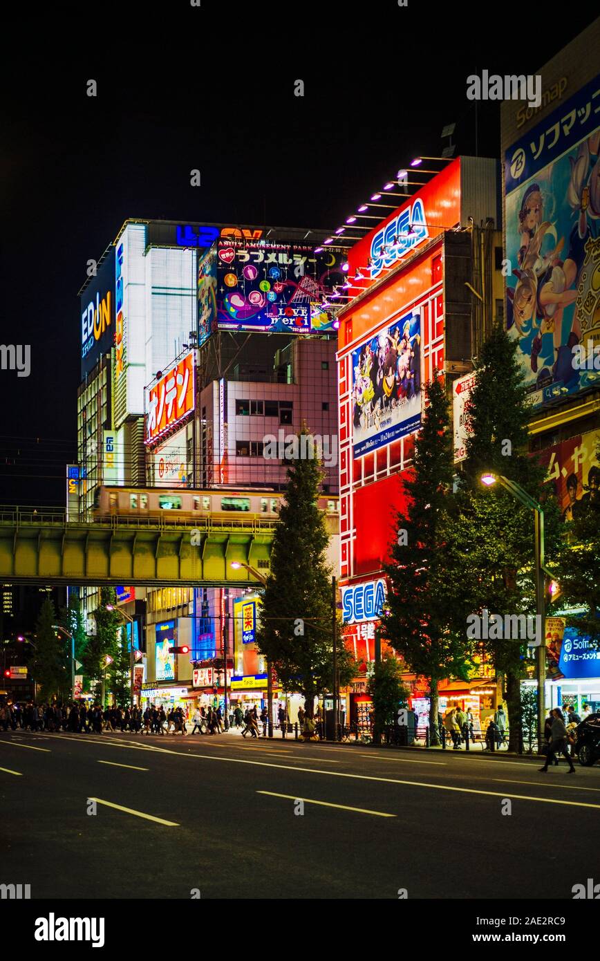 Reklametafeln rund um Bahnhof Akihabara, Tokio. Der Bezirk ist bekannt für seine Elektronik speichert und seine nerd Kultur bekannt. Stockfoto