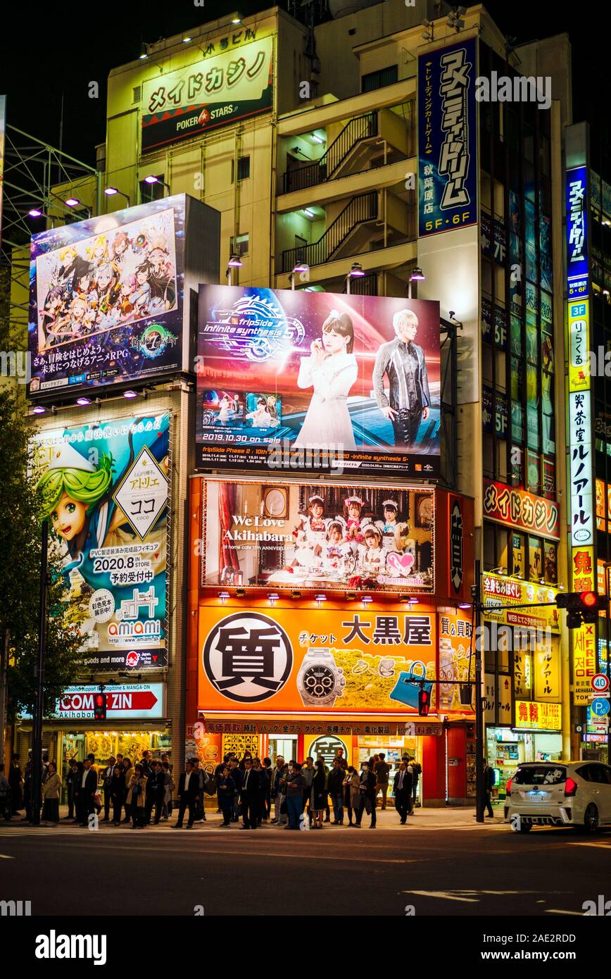 Reklametafeln rund um Bahnhof Akihabara, Tokio. Der Bezirk ist bekannt für seine Elektronik speichert und seine nerd Kultur bekannt. Stockfoto