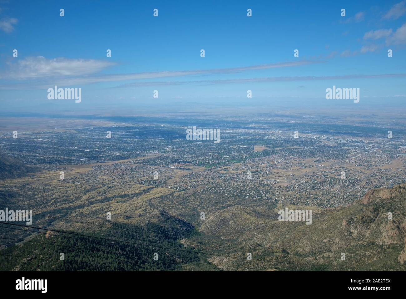 Blick von oben auf die Sandia Mountains, Albuquerque, hat eine Antenne Sandia Peak Tram vom Fuß des Berges zum Gipfel Stockfoto