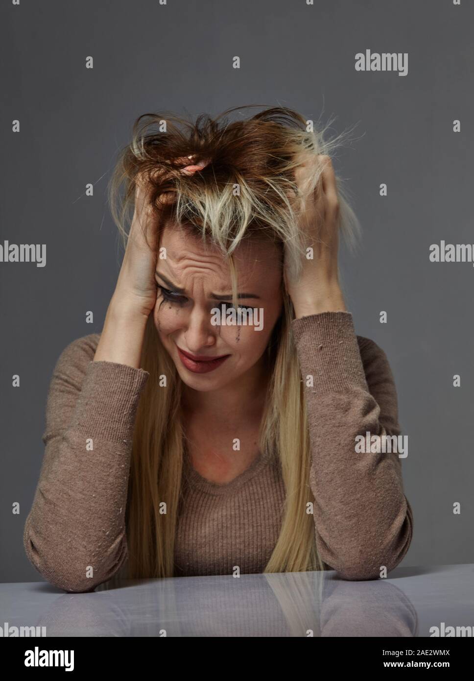 Frau, die unter Stress leiden oder Kopfschmerzen während durch Schmerz beleidigt wird, Stockfoto