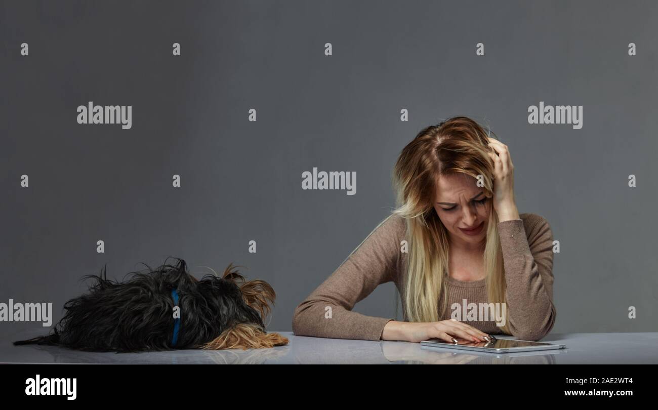 Frau mit Hund, die unter Stress leiden Stockfoto