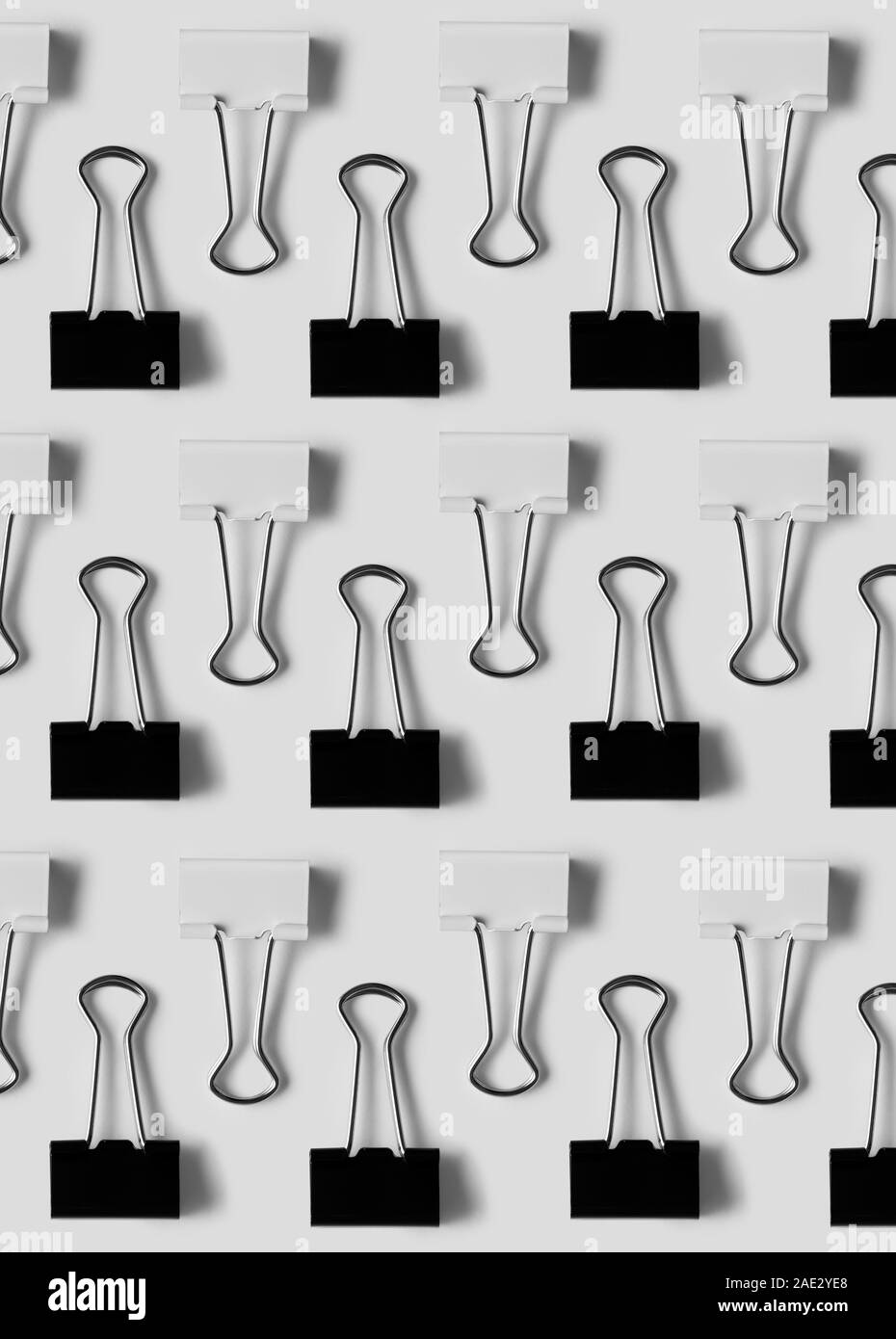 Schwarze und weiße binder clips sauber über weißen Hintergrund organisiert, Ansicht von oben Stockfoto