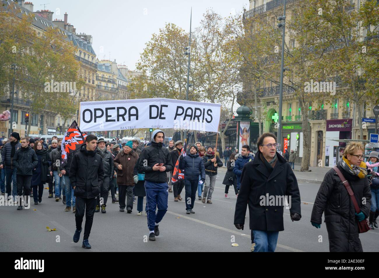 PARIS, Frankreich, 05. Dezember 2019: Paris Opéra, die an einer 'Gilets jaunes' (Gelb) protestieren. Stockfoto