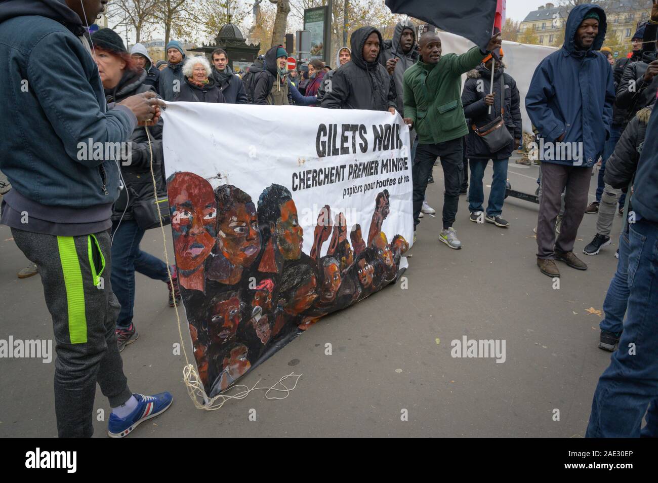 PARIS, Frankreich, 05. Dezember 2019: Ein "gilets Noirs' (schwarz Unterhemden) Demonstranten während einer 'Gilets Jaunes' (Gelb) protestieren. Stockfoto