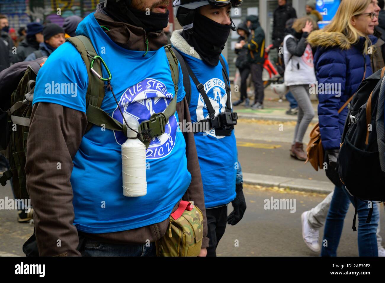 PARIS, Frankreich, 05. Dezember 2019: Street Sanitäter bereit, Erste Hilfe bei einem 'Gilets Jaunes' (Gelb) Protest zur Verfügung zu stellen. Stockfoto