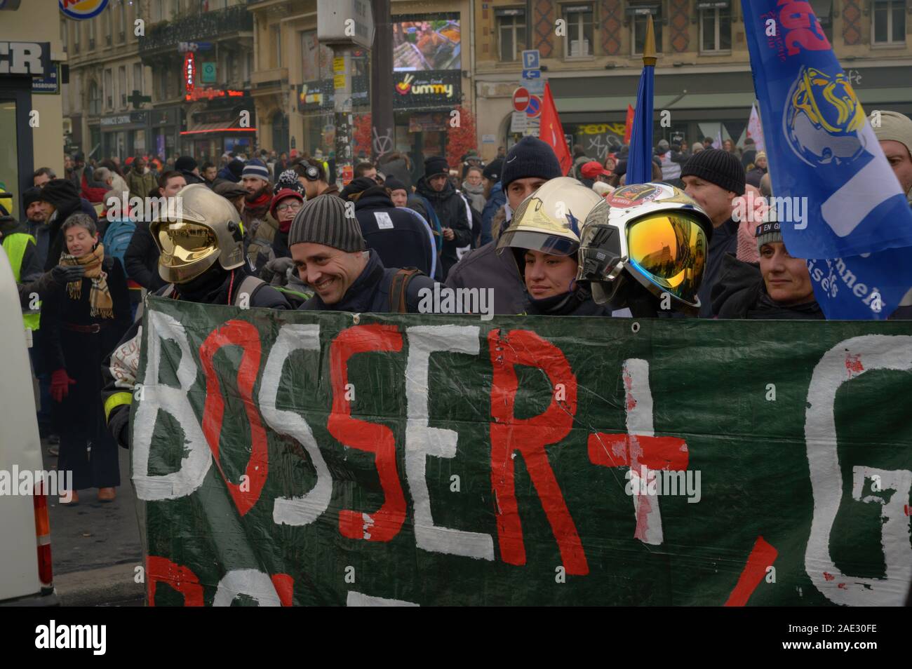 PARIS, Frankreich, 05. Dezember 2019: die Feuerwehrleute, die an den 'Gilets Jaunes' (Gelb) Protest und Streik. Stockfoto