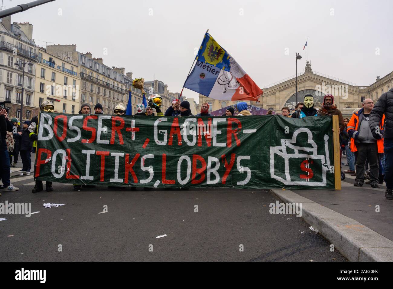 PARIS, Frankreich, 05. Dezember 2019: die Feuerwehrleute, die an den 'Gilets Jaunes' (Gelb) Protest und Streik. Stockfoto