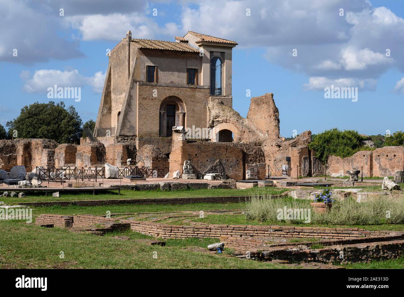 Rom. Italien. Der Casina Farnese und Reste der Domus Flavia (flavian Palace) auf dem Palatin. Ansicht zeigt das peristyl Garten und achteckige Stockfoto