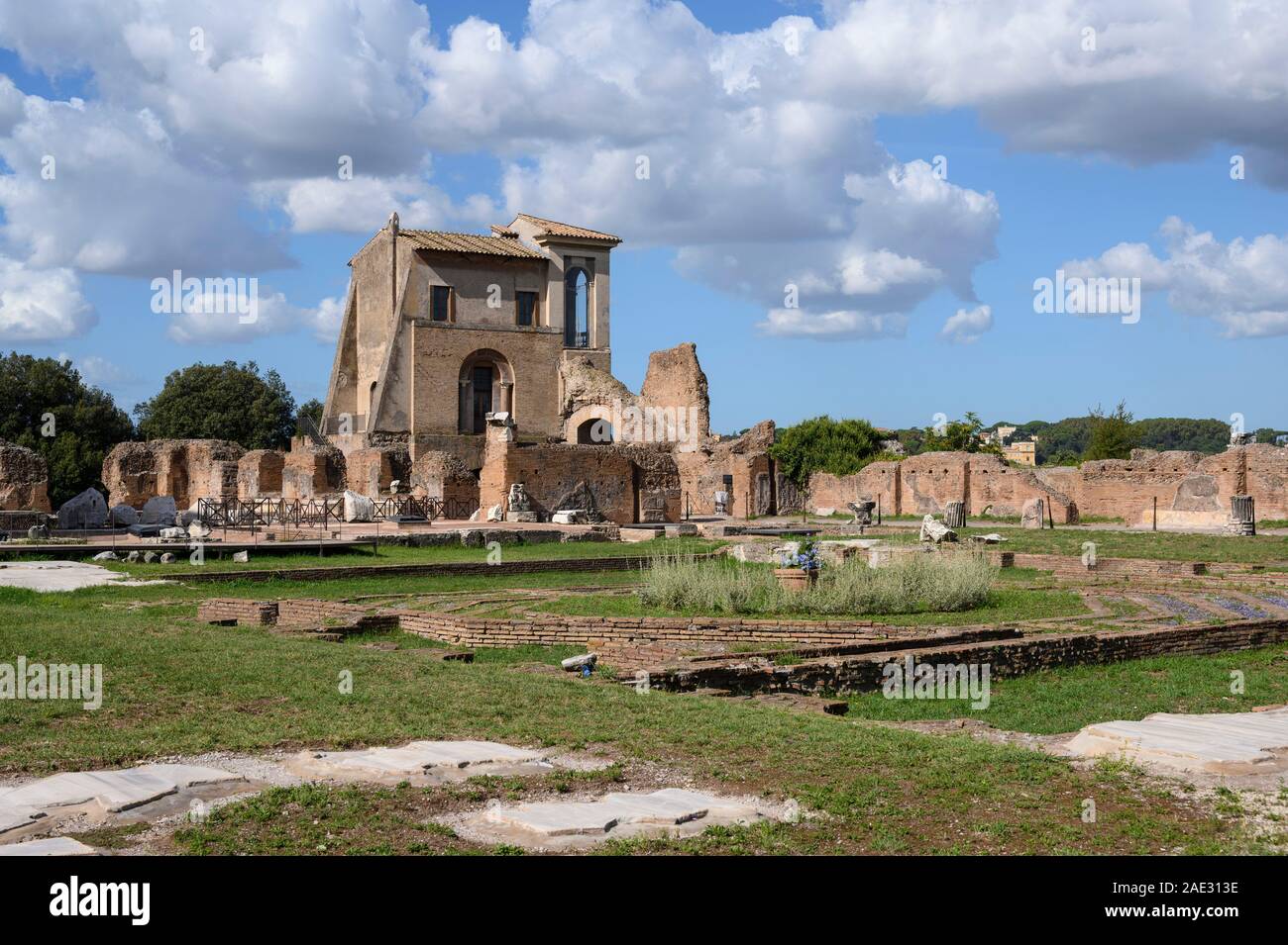 Rom. Italien. Der Casina Farnese und Reste der Domus Flavia (flavian Palace) auf dem Palatin. Ansicht zeigt das peristyl Garten und achteckige Stockfoto