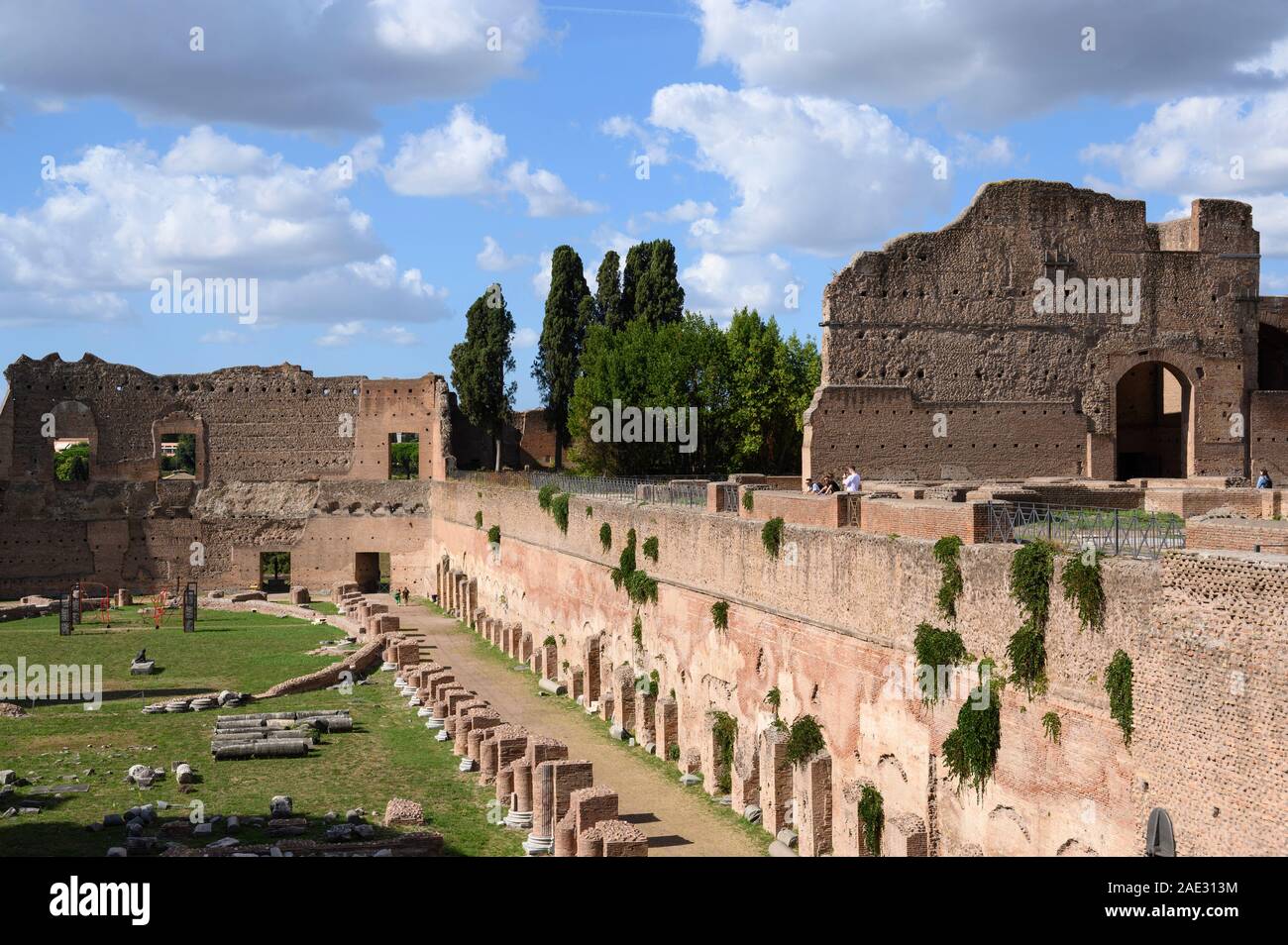 Rom. Italien. Die Pfälzische Stadion (Stadio Palatino) des Palastes des Domitian (Palazzo di Domiziano), und bleibt der Domus Augustana (rechts) an. Stockfoto
