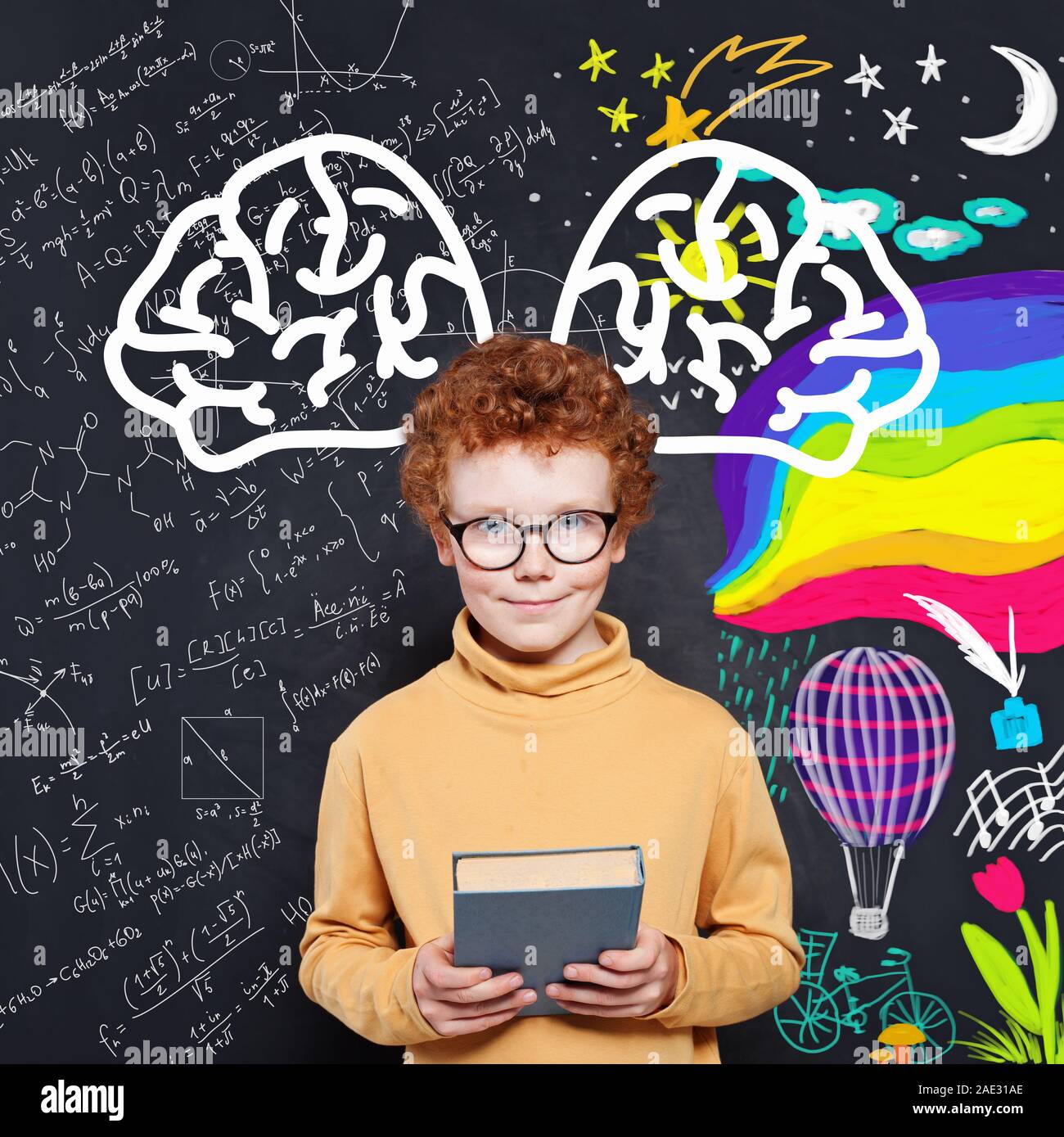 Smart little boy auf blackboard Hintergrund portrait Stockfoto