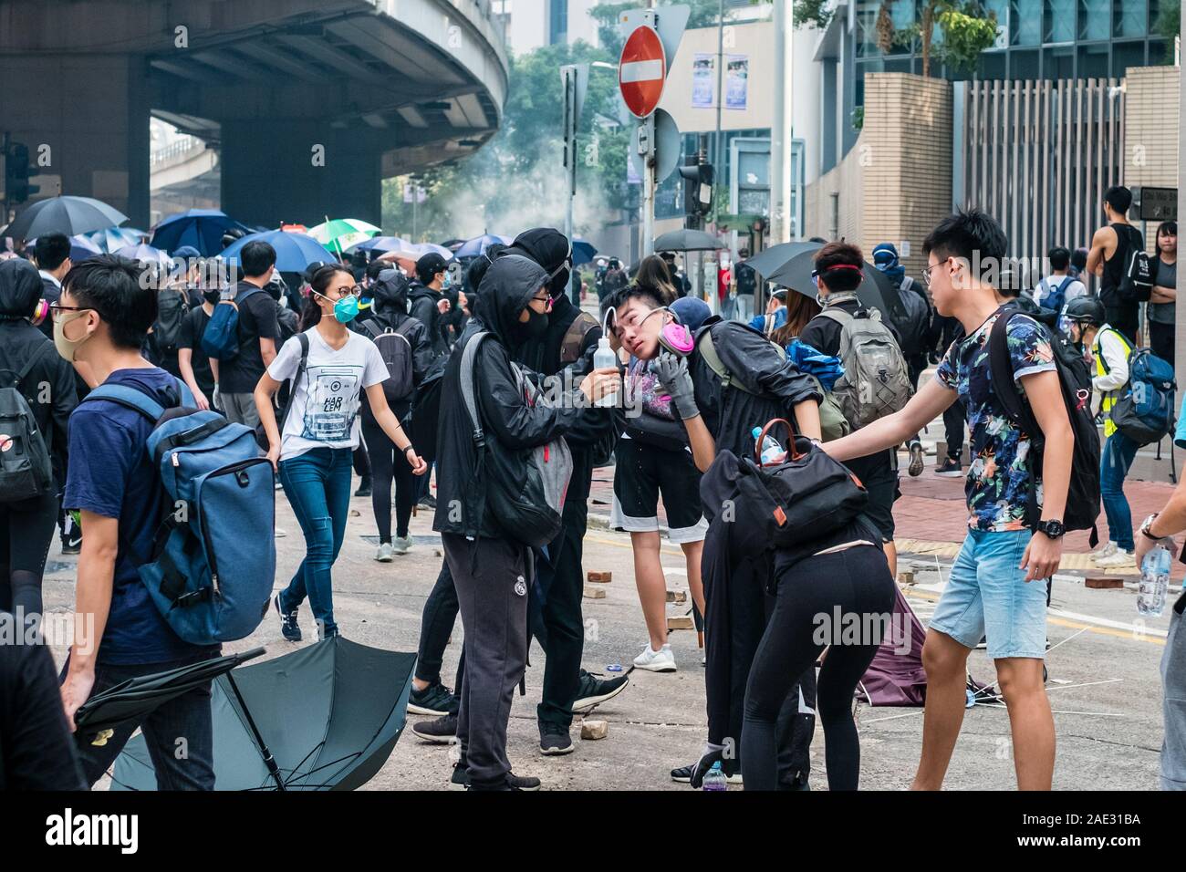 HongKong - November 18, 2019: Demonstranten, die auf der Flucht vor Polizei Gas auf dem Weg zum belagerten die Polytechnische Universität Zerreißen während der 2019 HongKong Proteste Stockfoto