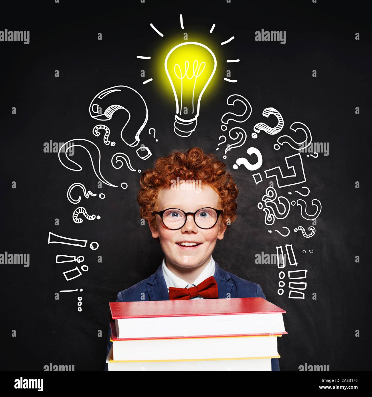 Redhead student Kind mit Glühbirne auf blackboard Hintergrund. Idee, Konzept Stockfoto