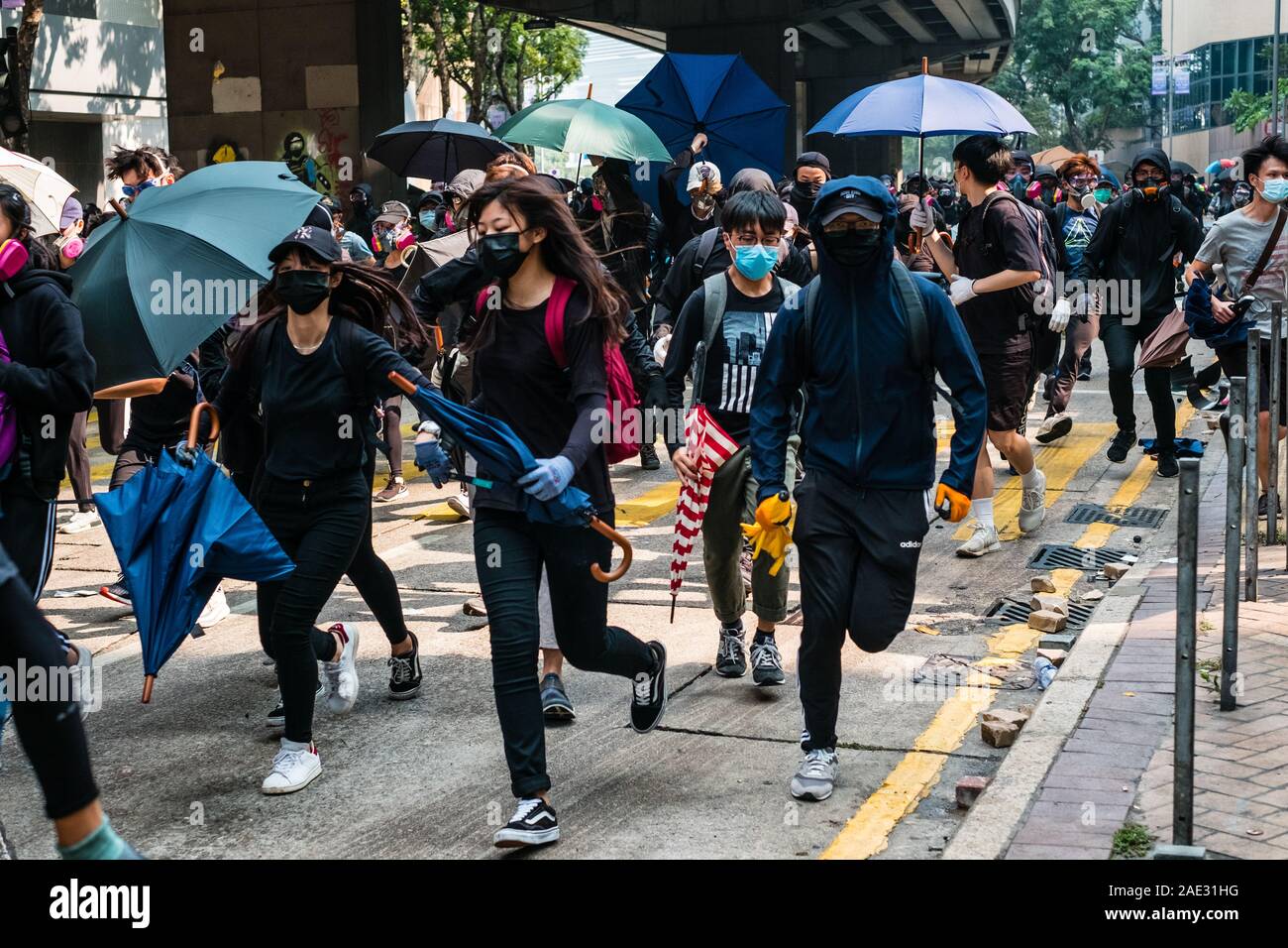 HongKong - November 18, 2019: Demonstranten, die auf der Flucht vor Polizei Gas auf dem Weg zum belagerten die Polytechnische Universität Zerreißen während der 2019 HongKong Proteste Stockfoto