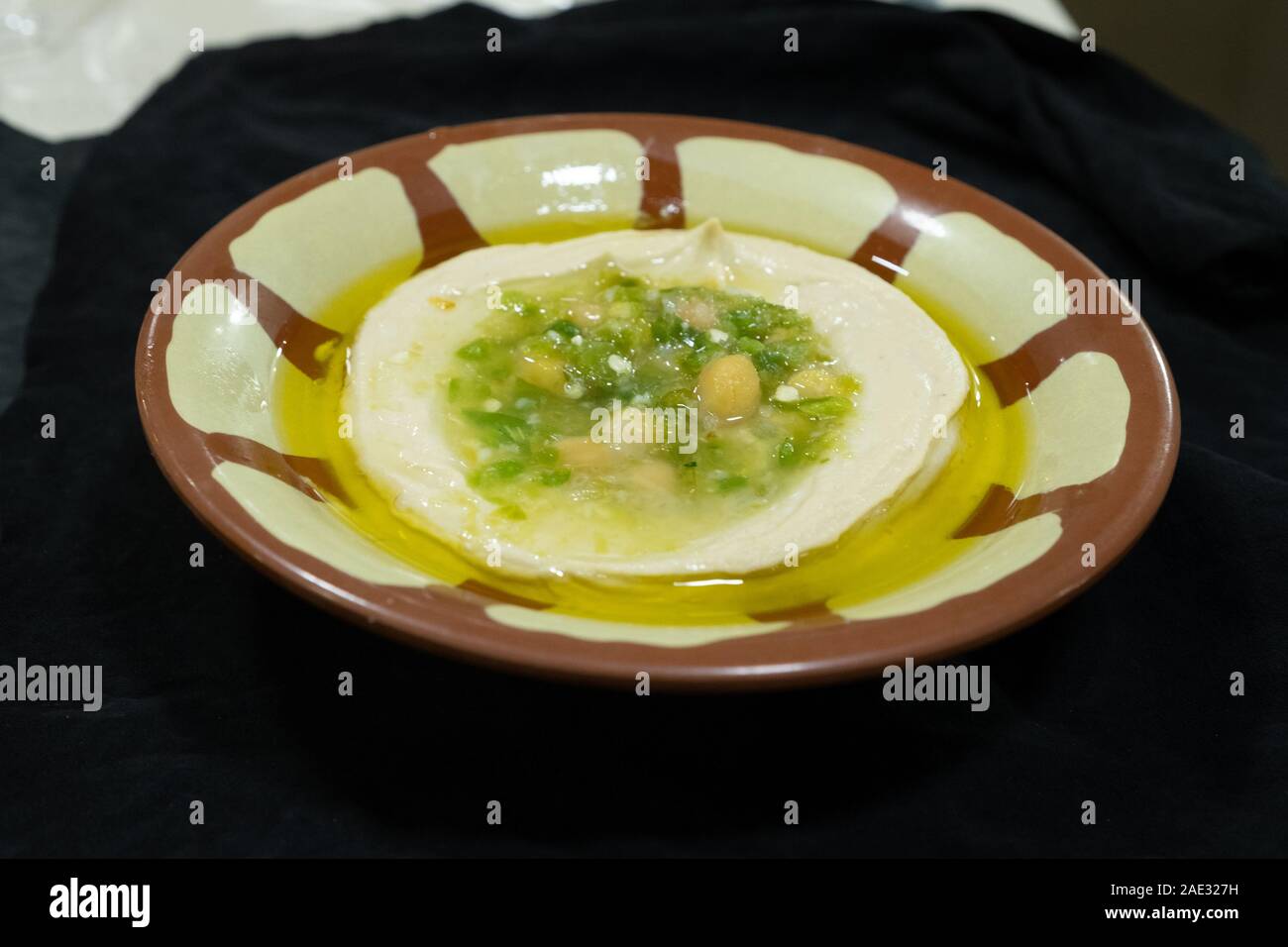 Hummus, Sauce aus Kichererbsenmehl einfügen und Sesamsamen paste aromatisiert mit Olivenöl, Knoblauch, Zitrone und Paprika Saft, kreuzkümmelsamen Pulver und fein c Stockfoto