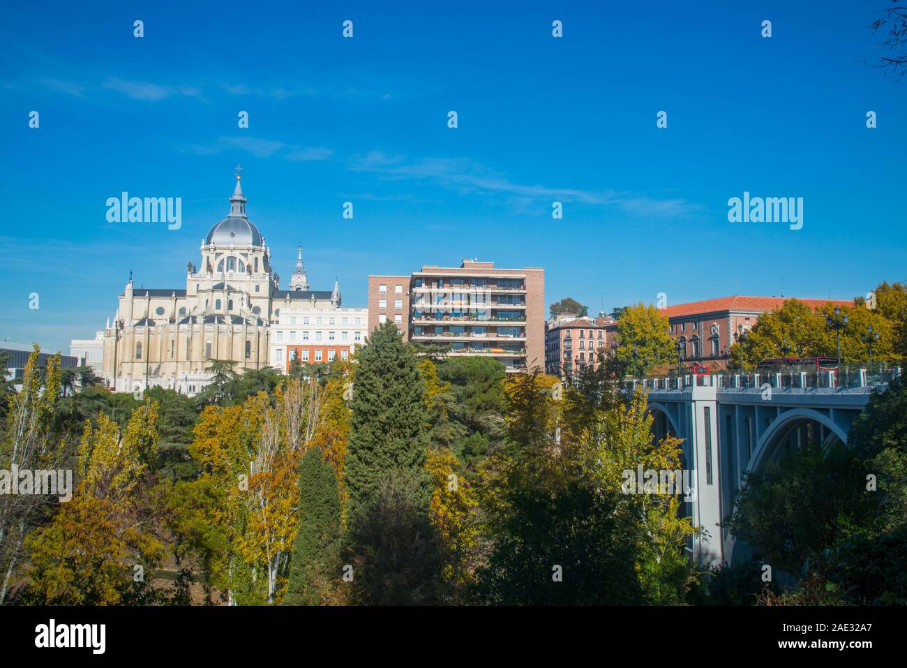 Almudena Kathedrale und Viadukt von Las Vistillas. Madrid, Spanien. Stockfoto